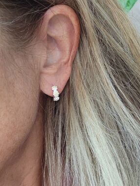 DAINTY DAISY HUGGIE HOOP EARRINGS